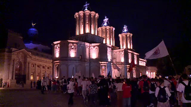 Mii de tineri ortodocși au pornit într-o procesiune impresionantă prin București. Patriarhul Daniel s-a rugat pentru ei