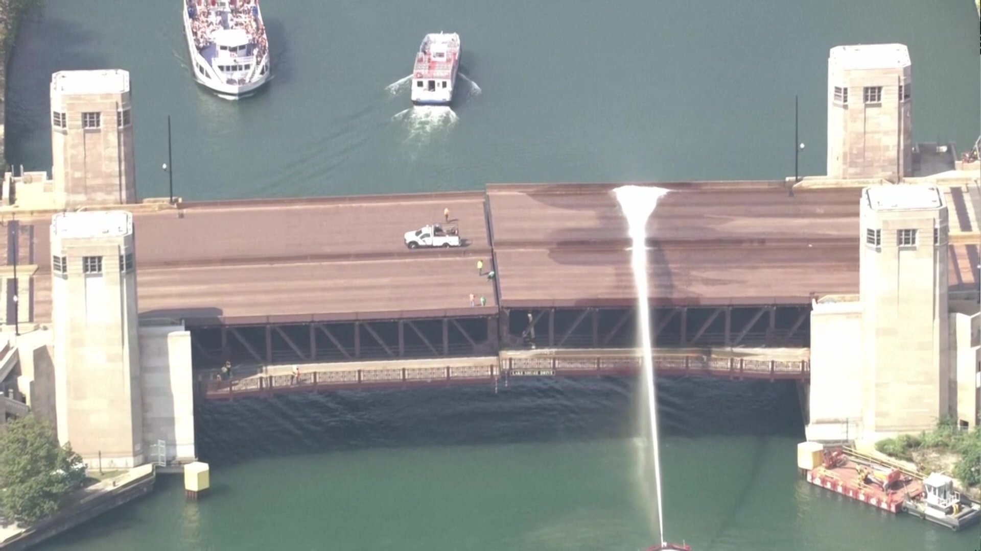 VIDEO. Celebrul pod din Chicago s-a blocat din cauza căldurii, după ce a fost ridicat pentru o ambarcațiune