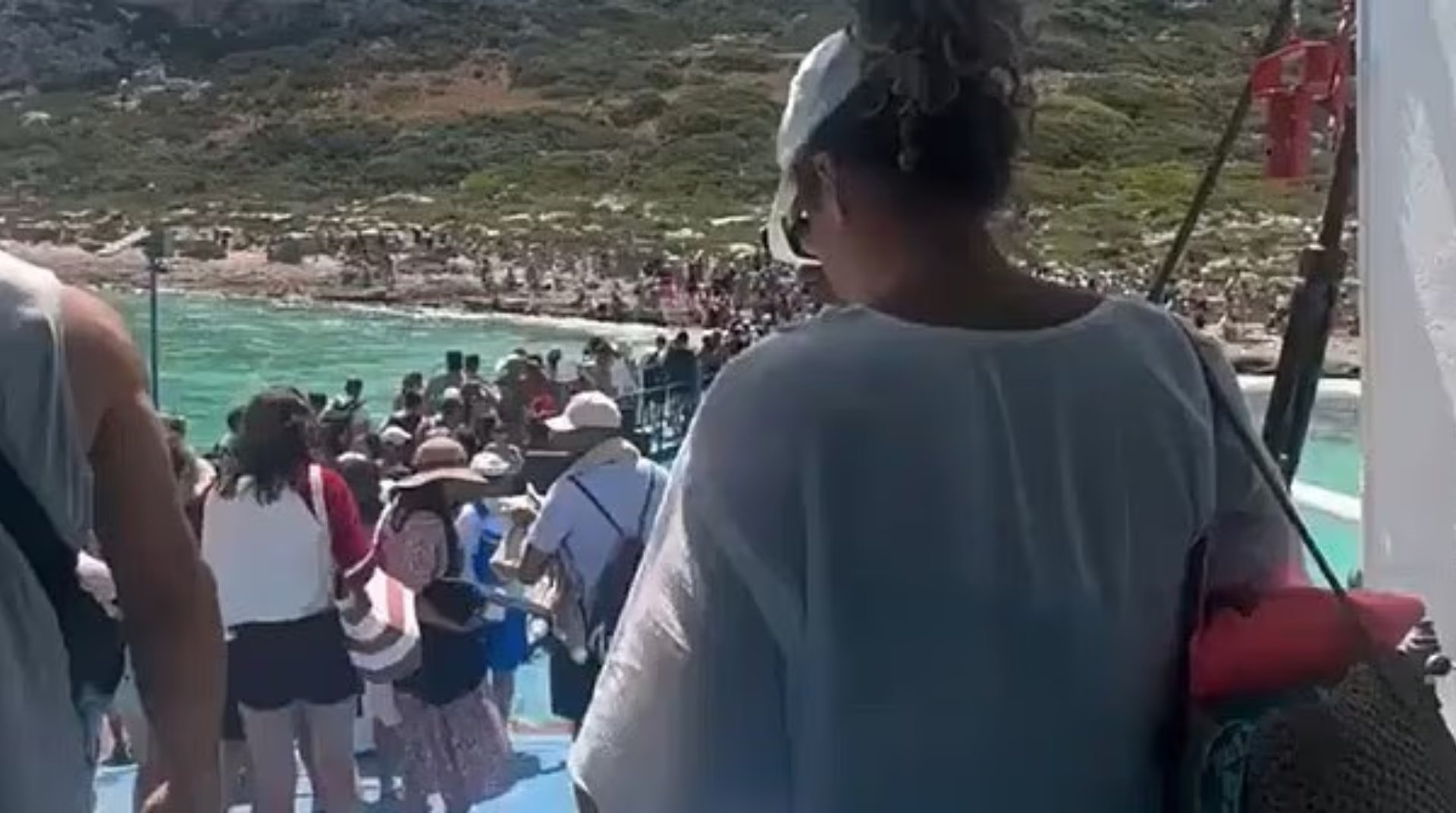 Plaja spectaculoasă din Creta care a ajuns „iadul pe Pământ”. Mii de turiști s-au înghesuit pe țărm. VIDEO