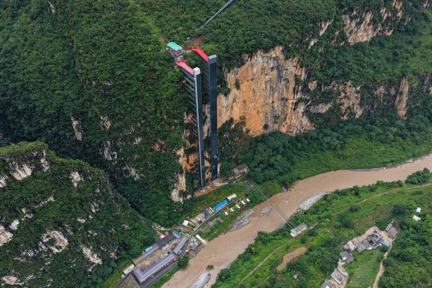 Liftul de 288 de metri din China care îi duce pe copii la școală în doar 50 de secunde. Drumul dura înainte mai bine de 3 ore