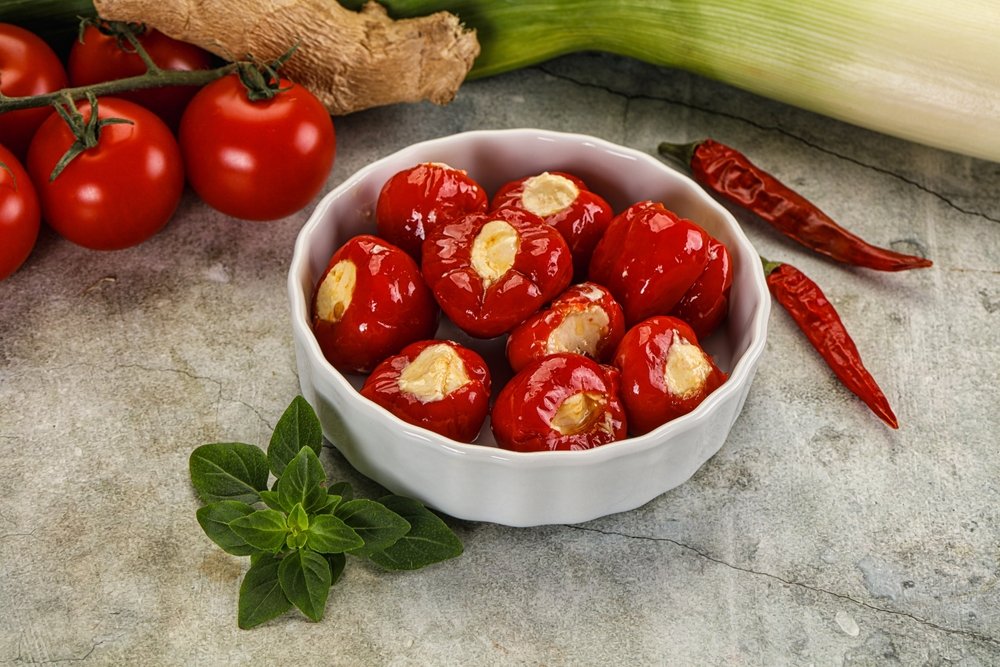 Cum faci acasă ardei mici umpluți cu feta la borcan. Secretul aperitivului grecesc de neuitat