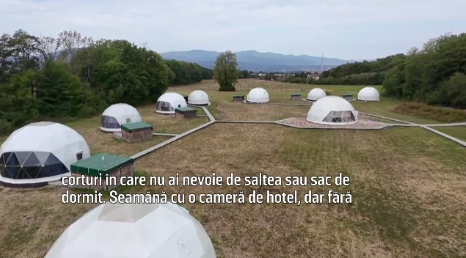 Vacanțe fără televizor, curent sau aglomerație. Turiștii din Slovacia dorm în copaci, corturi și autobuze în mijlocul naturii
