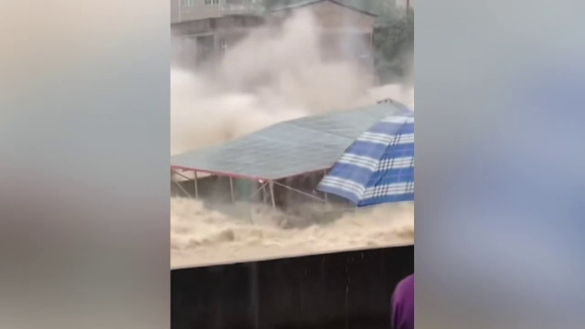 Imagini terifiante din China: Un imobil cu trei etaje a fost luat de ape, după ploile aduse de un taifun