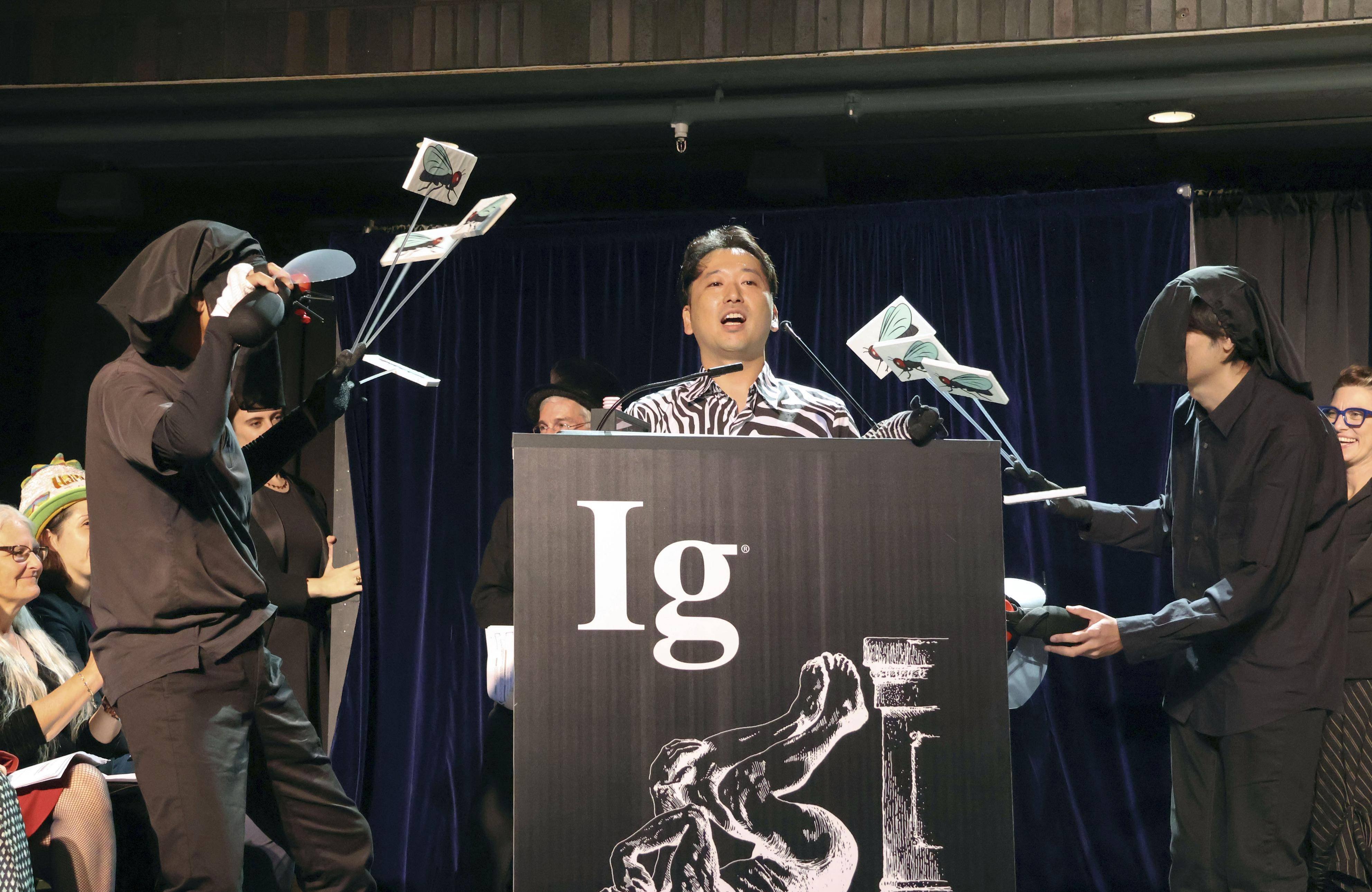 Premiile Ig Nobel 2026. Îngroparea chiloților în scop științific și pisoarul care previne stropirea, printre laureați