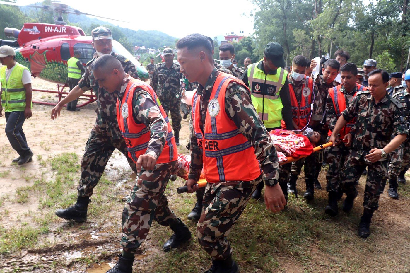 „Miracol” în Nepal. Doi muncitori au fost salvați după nouă zile dintr-un tunel îngropat de viitură