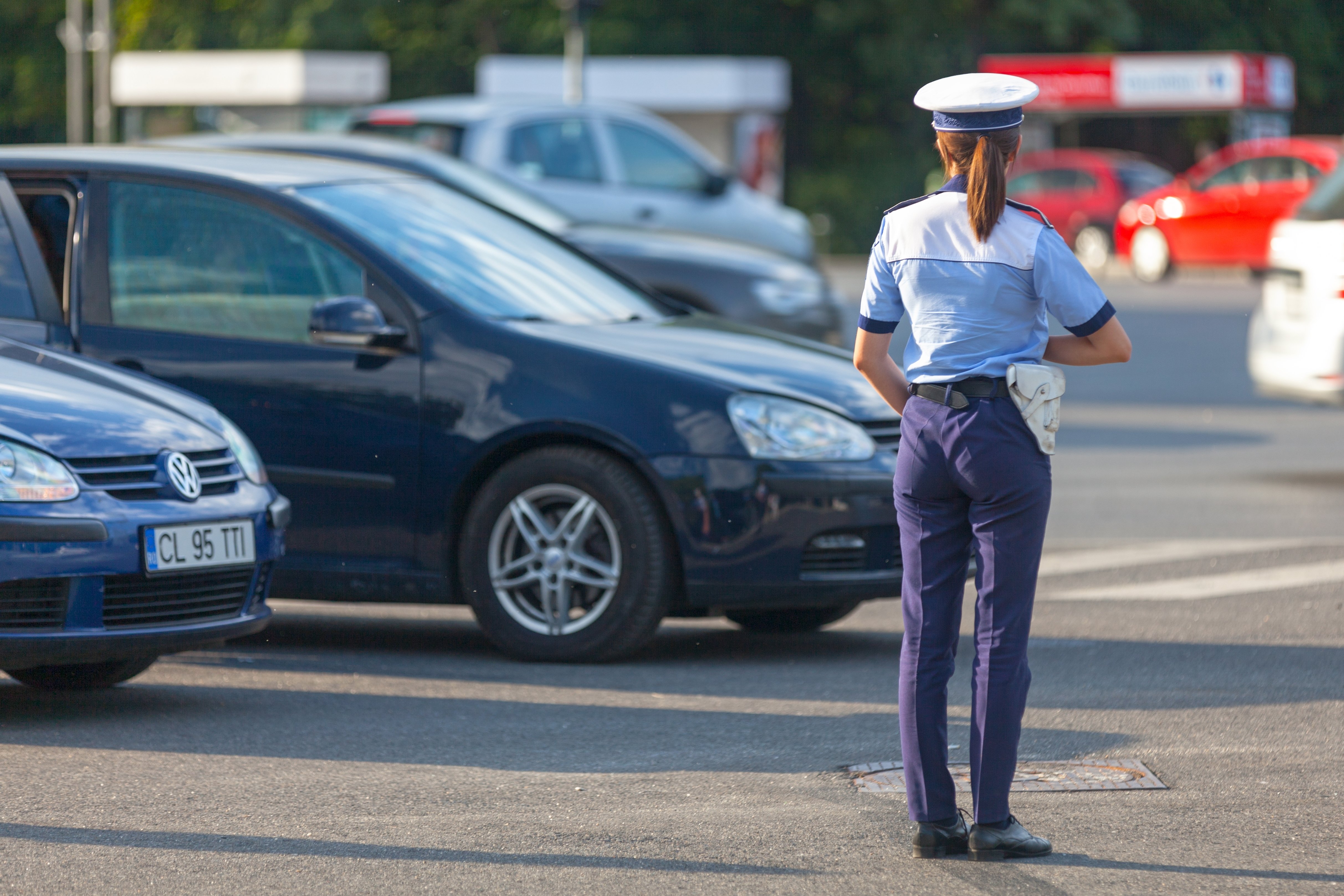 Un scandalagiu a bătut o polițistă din București care încerca să-l potolească și a amenințat că o împușcă în cap. Ce a urmat