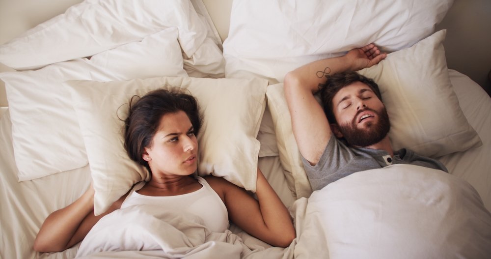 Poziția de somn care ne face să sforăim. Un medic medic specialist explică de ce bărbații sforăie mai mult decât femeile
