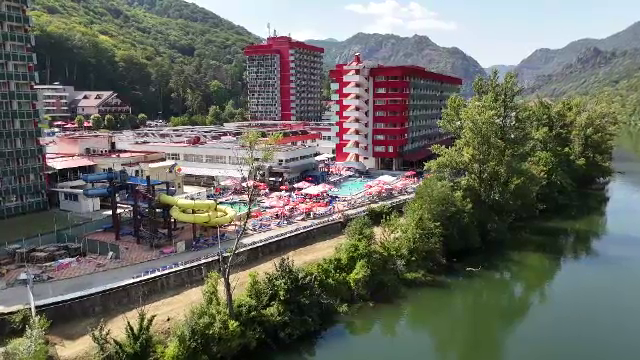 Călimănești, stațiunea de 100 de milioane de euro. Parcuri acvatice, apă geotermală și baze de tratament, dar fără medici