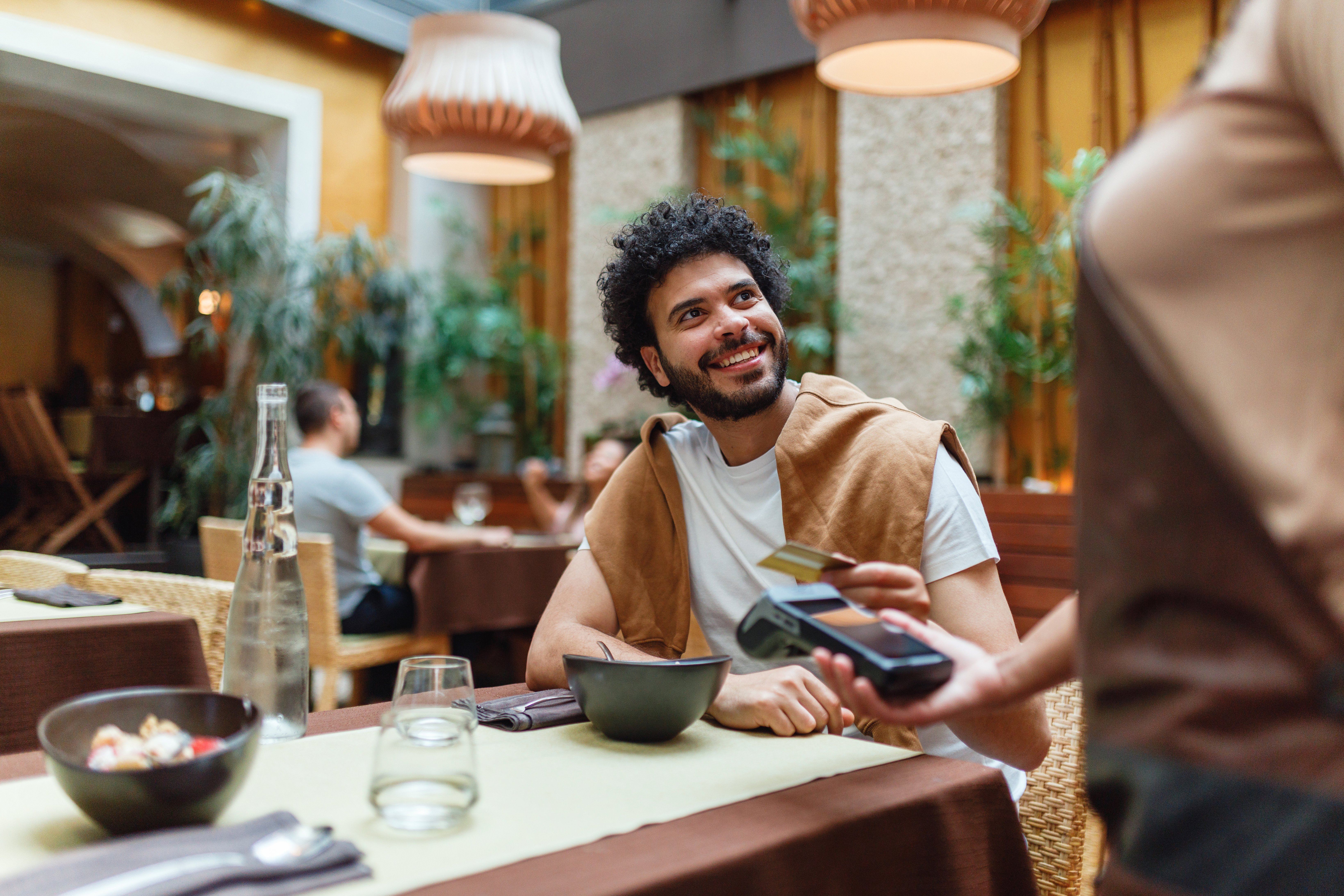 Un restaurant din Danemarca îi taxează pe clienți pentru mâncarea rămasă în farfurie. Cât costă fiecare bucată