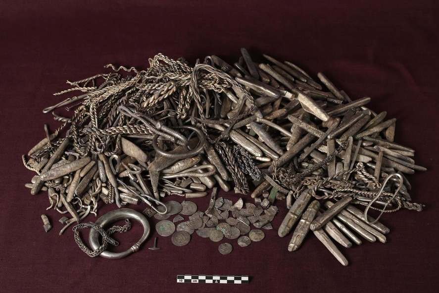 Un tezaur uriaș din epoca vikingă, descoperit în Danemarca. Este cel mai mare găsit vreodată în țară | FOTO