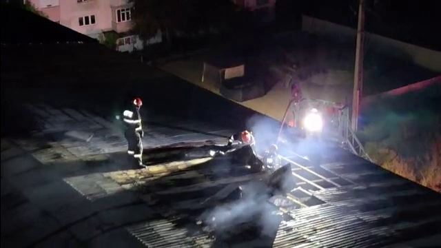 Panică în Balș: focul a izbucnit la parter și a ajuns până la acoperiș. 8 autospeciale, la intervenție