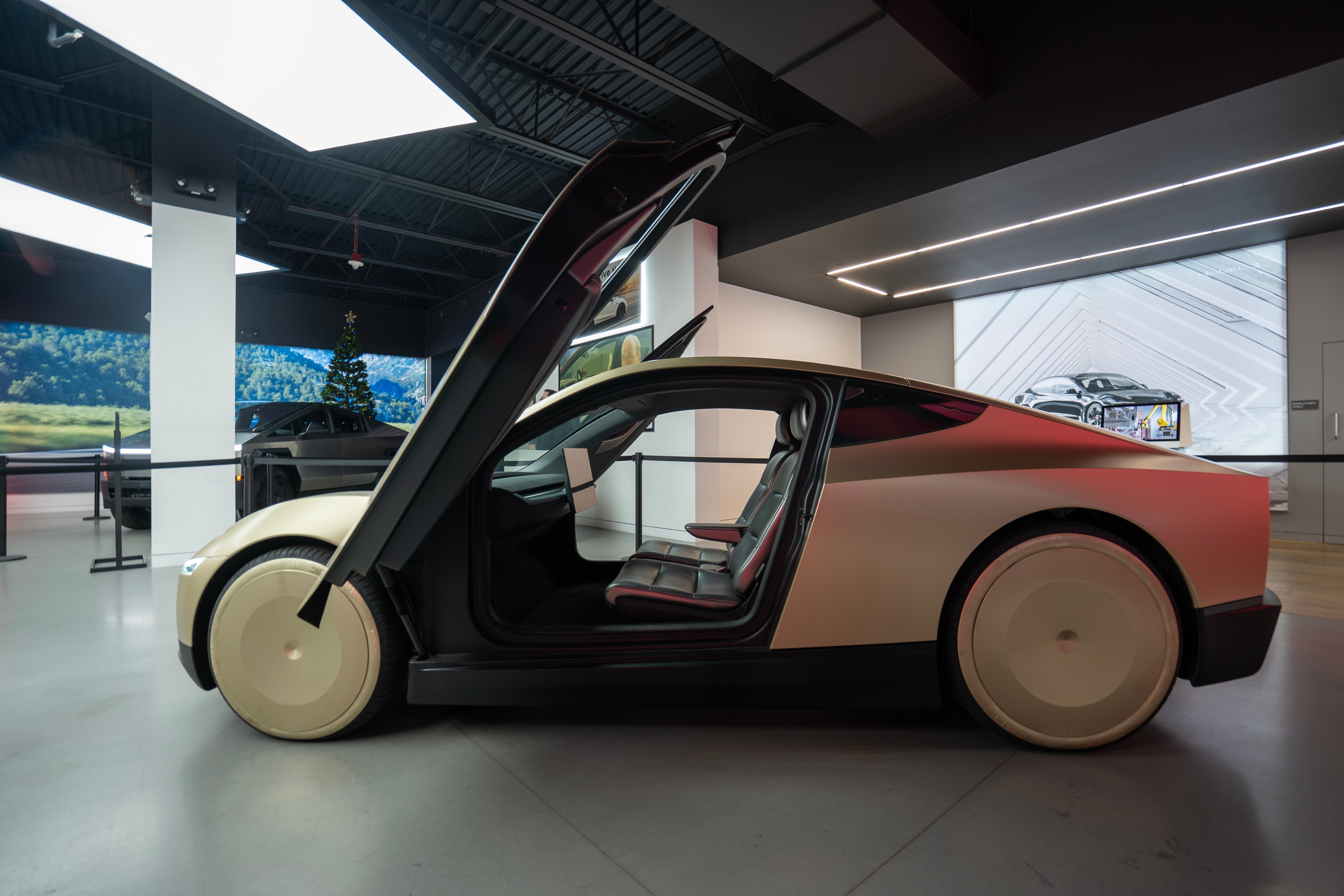 Tesla Cybercab, verificat de autoritățile americane. Mașina nu are volan, pedală de frână şi oglinzi convenționale