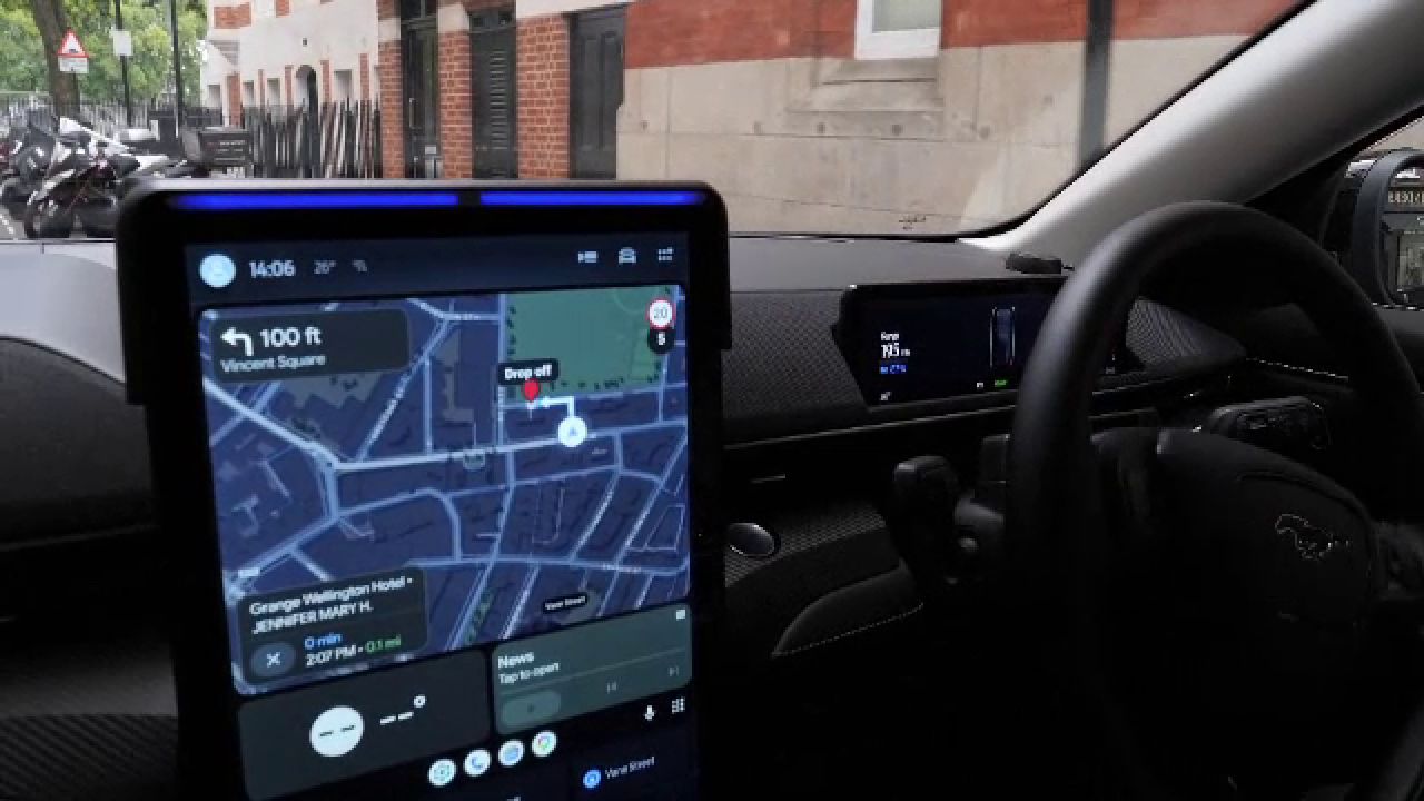 Testul primelor taxiuri autonome din Londra: șoferul a preluat controlul la o greșeală