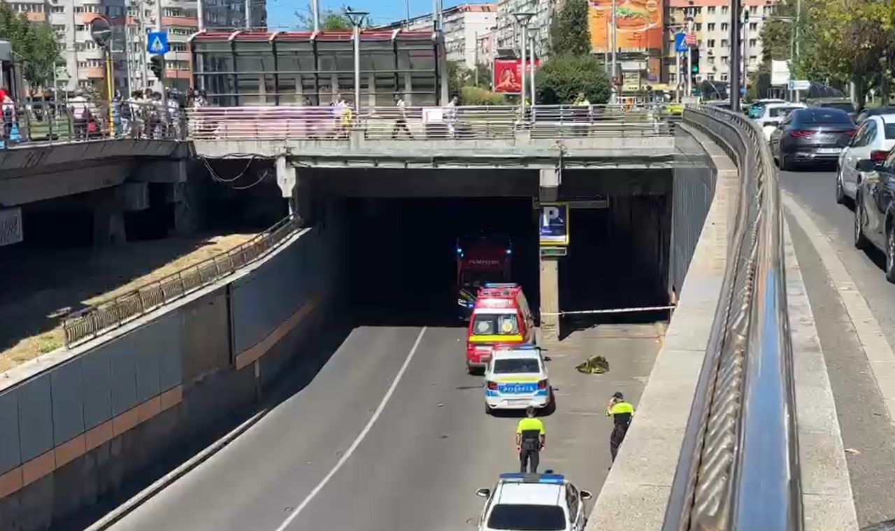 Un bărbat a murit după ce s-ar fi aruncat de pe Pasajul Obor, în București. Constatarea polițiștilor la fața locului |VIDEO