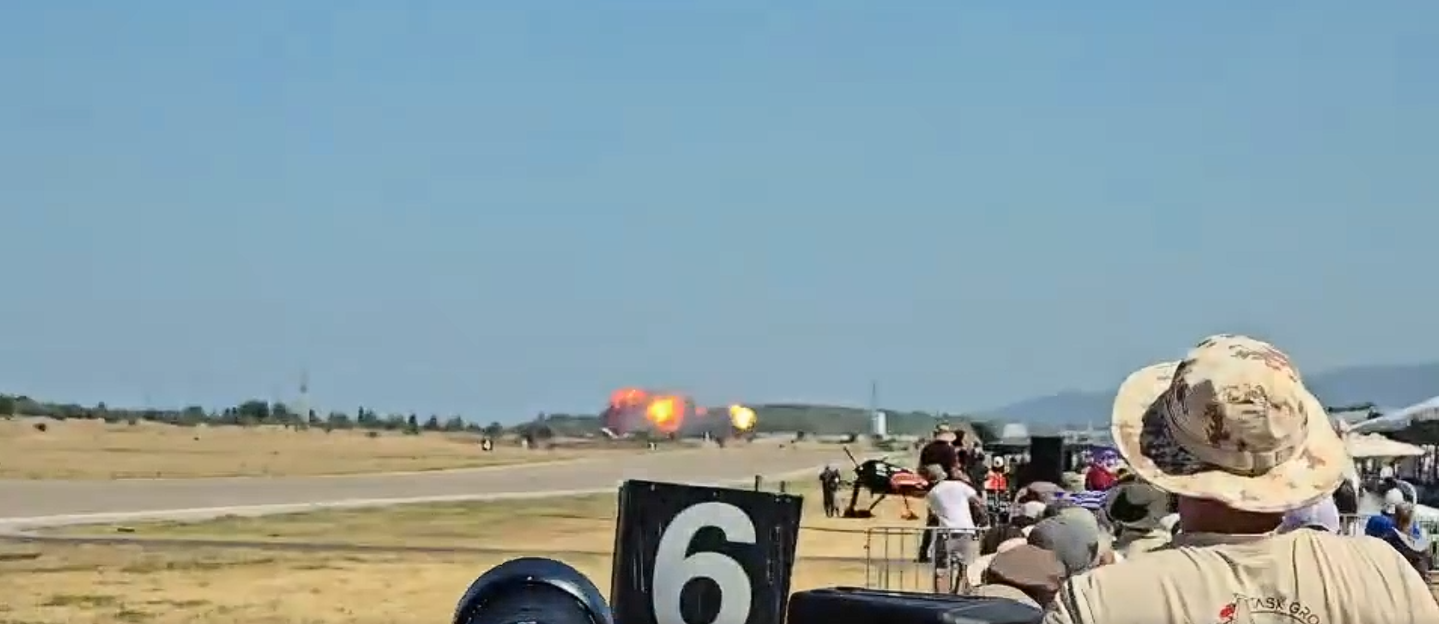 Un avion militar s-a prăbușit în timpul unui show aviatic, în Grecia. Spectatorii au surprins momentul | VIDEO