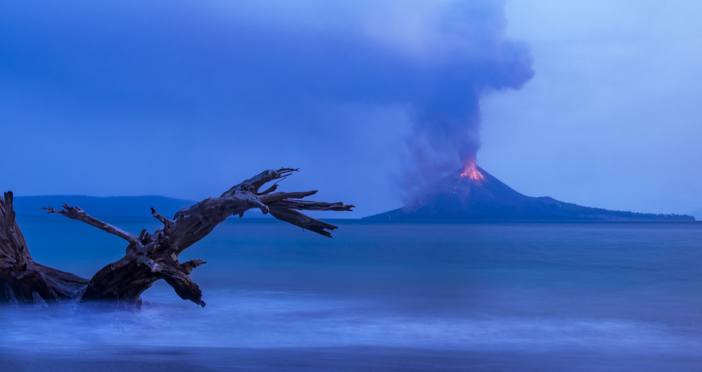Vulcanul Anak Krakatau a erupt. Peste 200 de zboruri suspendate în Indonezia