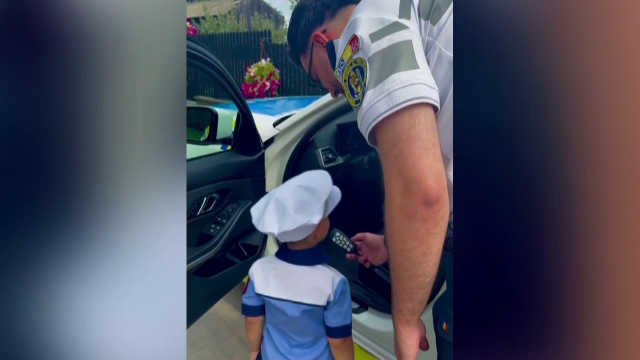 Vis împlinit pentru un băiețel de 3 ani din Botoșani. Polițiștii i-au făcut o surpriză de neuitat, de ziua lui