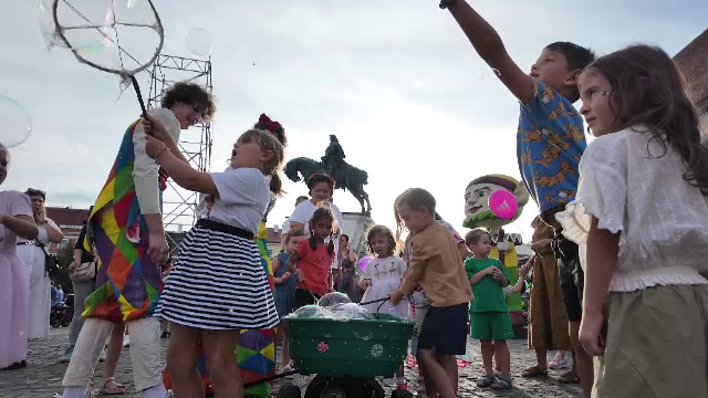 Spectacol în Piața Unirii din Cluj-Napoca. Reprezentații de teatru, muzică, dans sau olărit