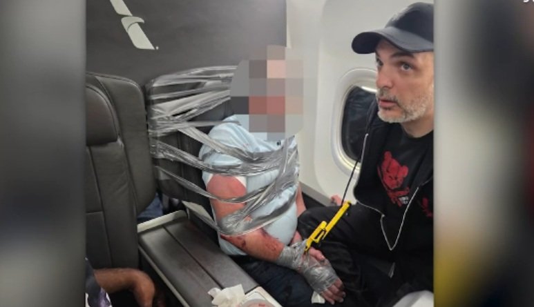 Scandal la bordul unui avion American Airlines. Un pasager a mușcat un bărbat și i-a distrus laptopul. Ce a urmat