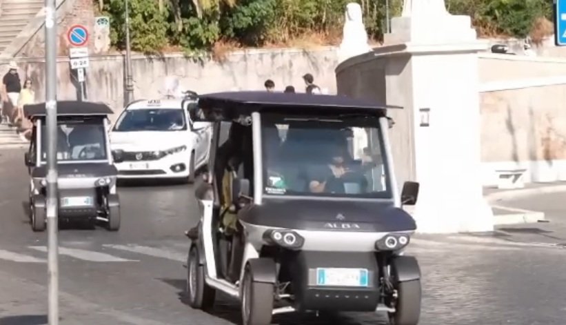 Roma, „invadată” de mașinuțe de golf. De ce vor autoritățile să le limiteze