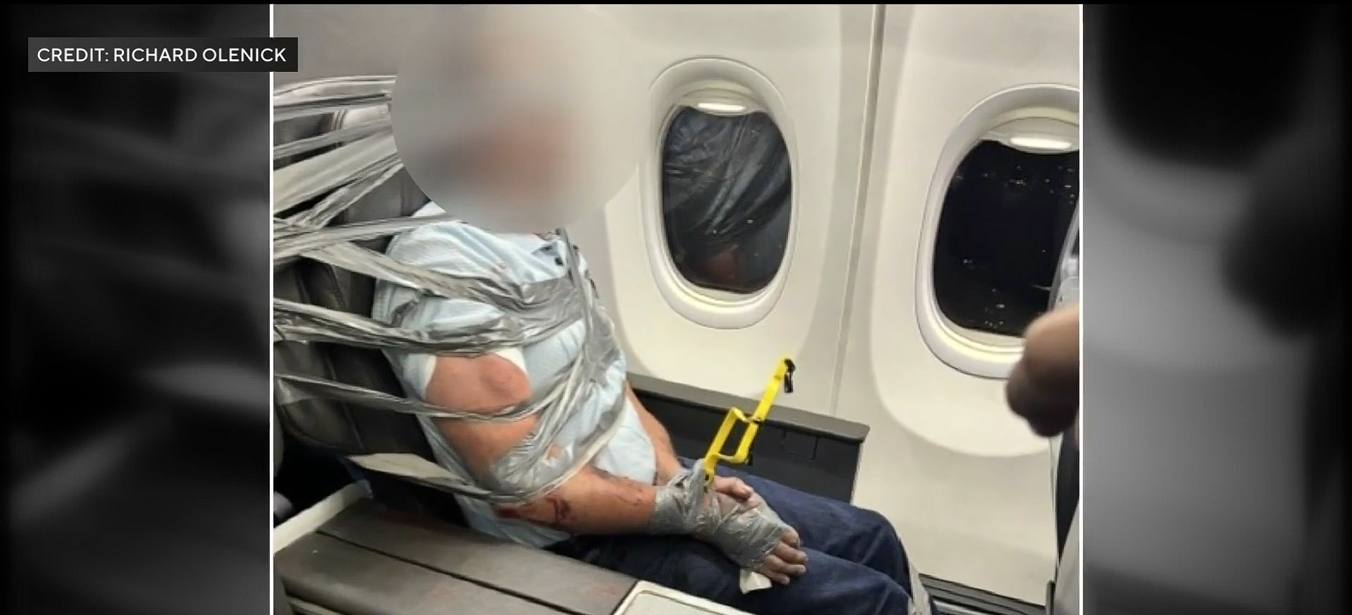 Haos la bordul unui avion. Un pasager a fost legat cu bandă adezivă după ce a devenit agresiv. „M-a mușcat de mână”