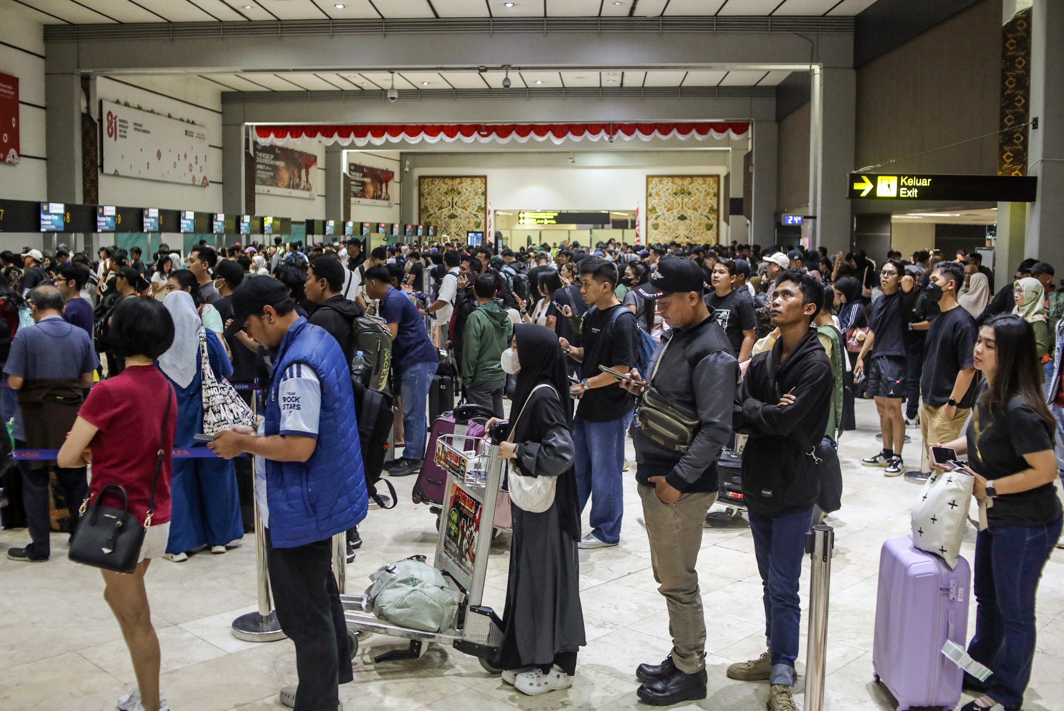 Peste 150.000 de pasageri sunt blocați în Indonezia după erupția unui vulcan. Opt aeroporturi au suspendat temporar zborurile