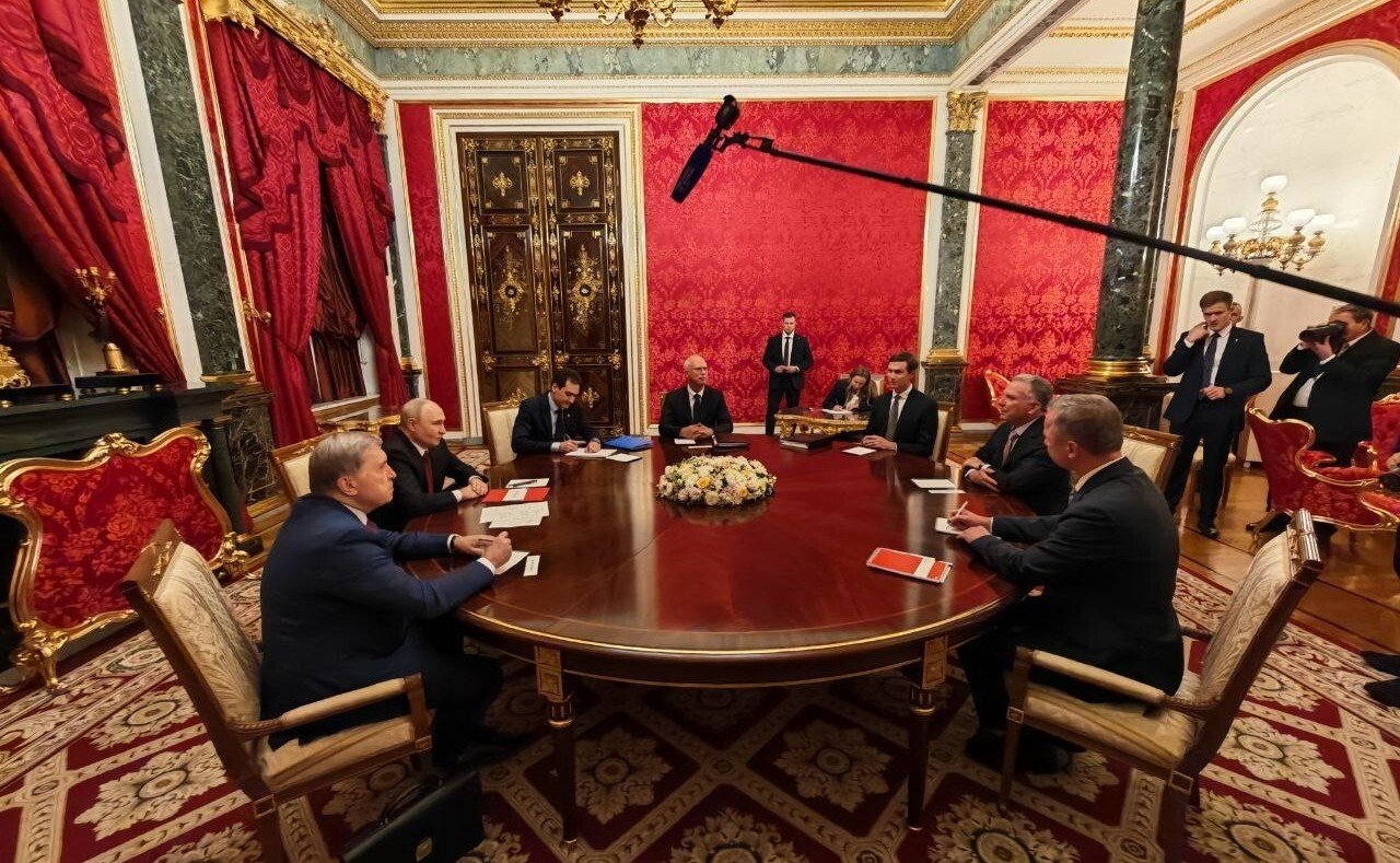 Vladimir Putin i-a făcut să aștepte șapte ore pe emisarii lui Donald Trump. Mesajul pe care i l-a transmis de la Kremlin