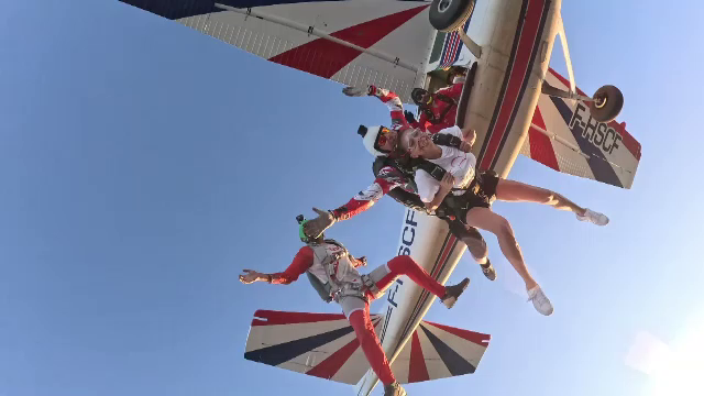 Cât costă să sari din avion cu parașuta, în tandem. Sporturile extreme au căutare acum pe litoralul românesc