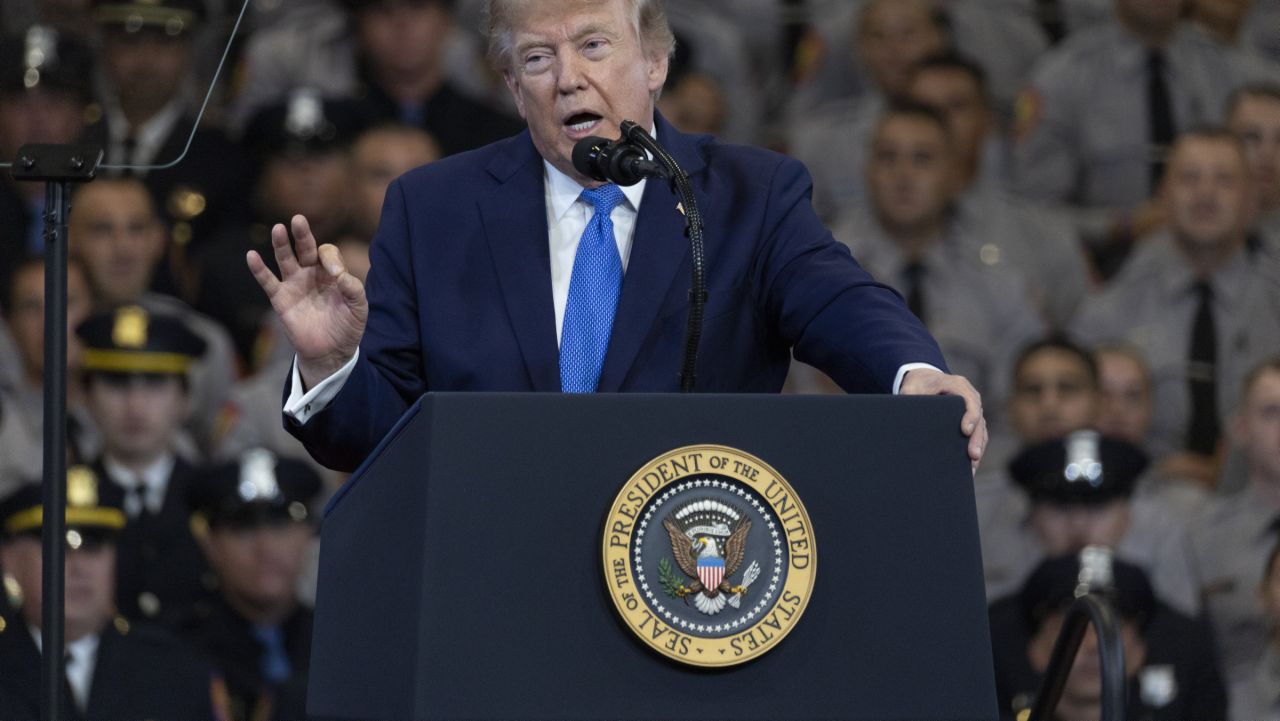 Donald Trump amenință că va considera „inamic” pe oricine mai folosește „inteligență artificială” în loc de ” super inteligenţă”