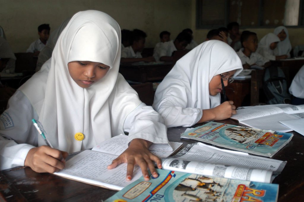 Austria interzice vălul islamic în școli. Fetele sub 14 ani nu mai pot purta hijab