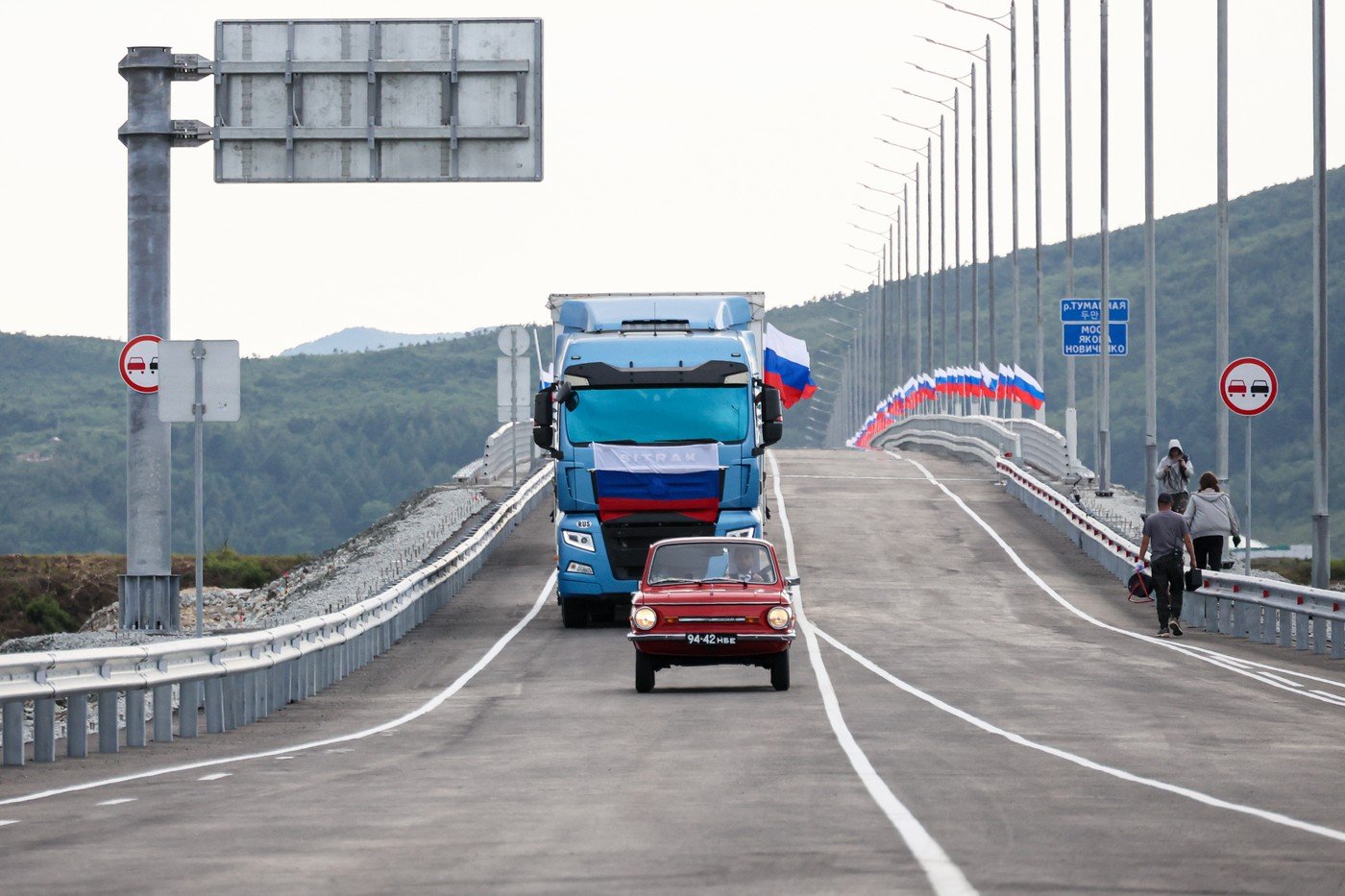 Rusia și Coreea de Nord au inaugurat primul pod rutier peste granița comună. „Un nou simbol al prieteniei” | FOTO