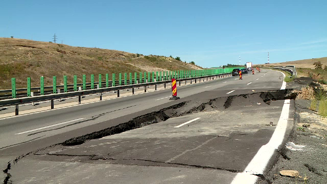 Surpările de pe noua autostradă A10 Sebeș-Turda s-au transformat într-un crater uriaș. De ce nu se fac lucrări de reparații