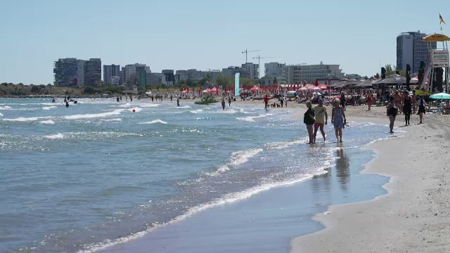 Pe unii copii, prima zi de școală i-a găsit pe plajă, la malul mării: ”E mai bine la mare, nu se compară cu liceul”