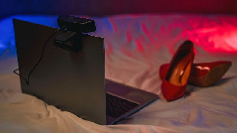 WSJ: Kievul ia în calcul legalizarea pornografiei pentru a strânge bani pentru războiul împotriva Rusiei