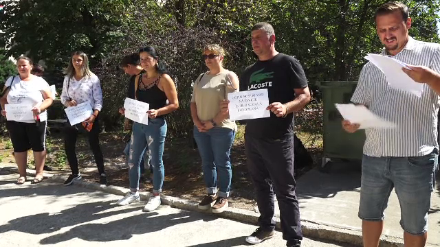 Protest în prima zi de școală, în Maramureș. Două clase s-au desființat, chiar după renovarea instituției