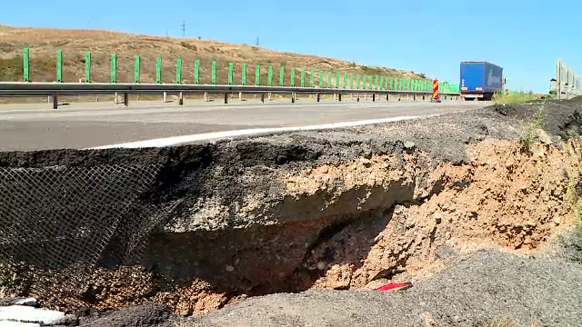 Crater imens pe Autostrada 10 pe un lot de 16 kilometri. CNAIR nu știe când vor începe lucrările de consolidare