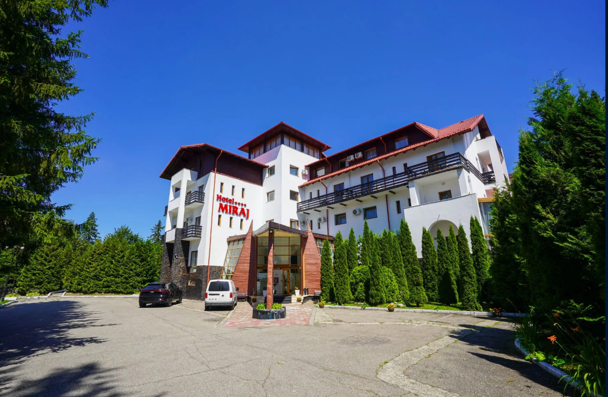 Hotel de patru stele din Poiana Brașov, scos la vânzare. Prețul proprietății de 6.347 de metri pătrați