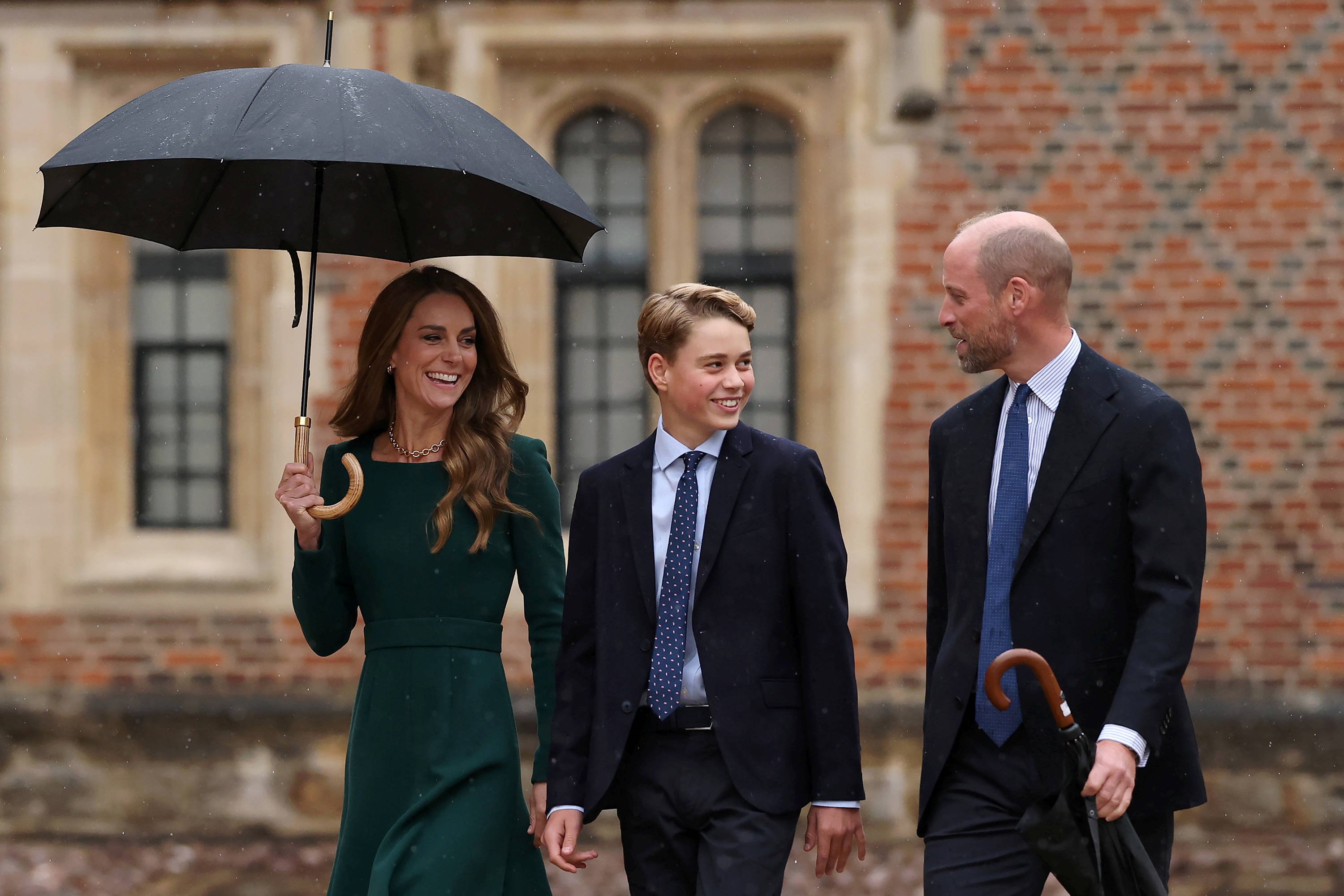 Prințul George, în prima zi la prestigiosul Eton College. William și Kate și-au însoțit fiul la școală. FOTO