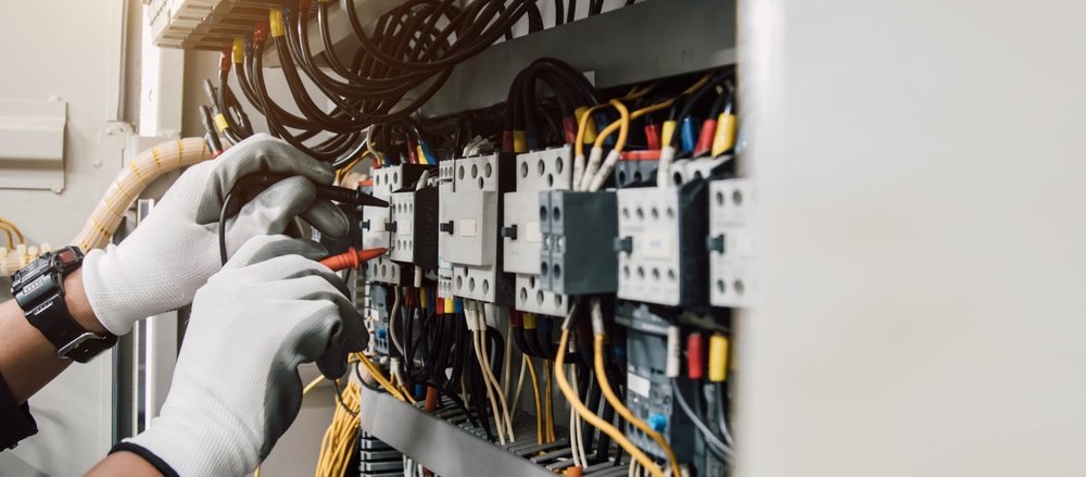 Trei români s-au dat drept electricieni și au furat ceasuri și bijuterii din mai multe case din Elveția. Cum au fost prinși