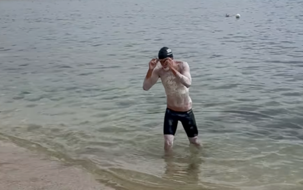 A înotat 91,4 km fără oprire din Grecia până în Italia. Un bărbat a scris istorie după 32 de ore pe mare. VIDEO