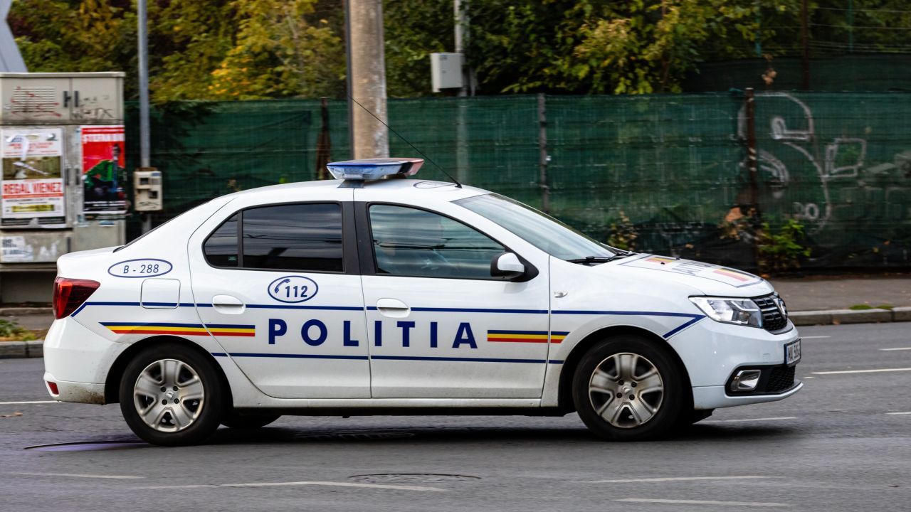 Bărbat din Arad prins după ce a vândut lingouri de aur false pe internet