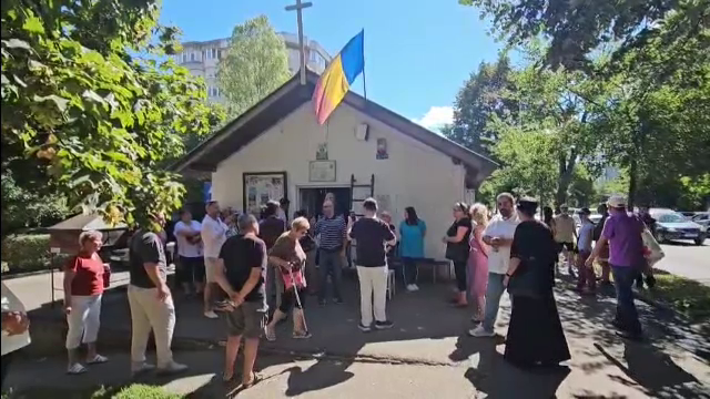 „Biserica de pe trotuar”, evacuată după ani de scandaluri și procese. Preotul a început să scoată icoanele și bunurile