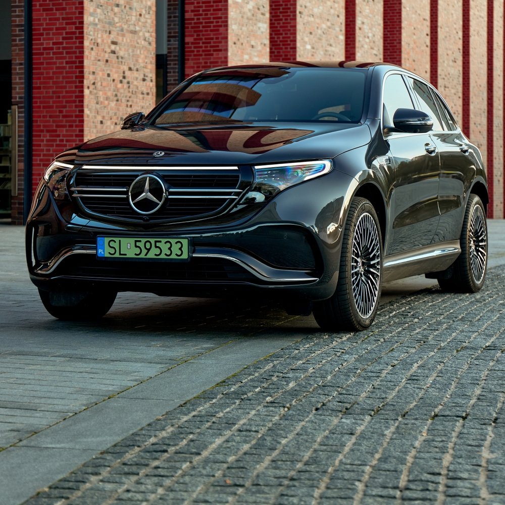 Un șofer a plătit 78.000 de euro pentru repararea unui Mercedes EQC, după ce a lovit o piatră pe un drum din Finlanda