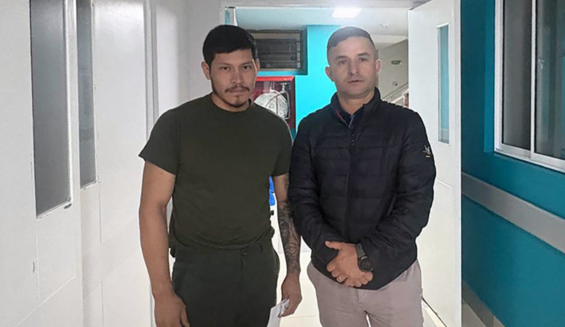 Cu mâinile legate, un soldat columbian și-a dezarmat paznicul, s-a aruncat în râu și a fugit 4 zile prin munți