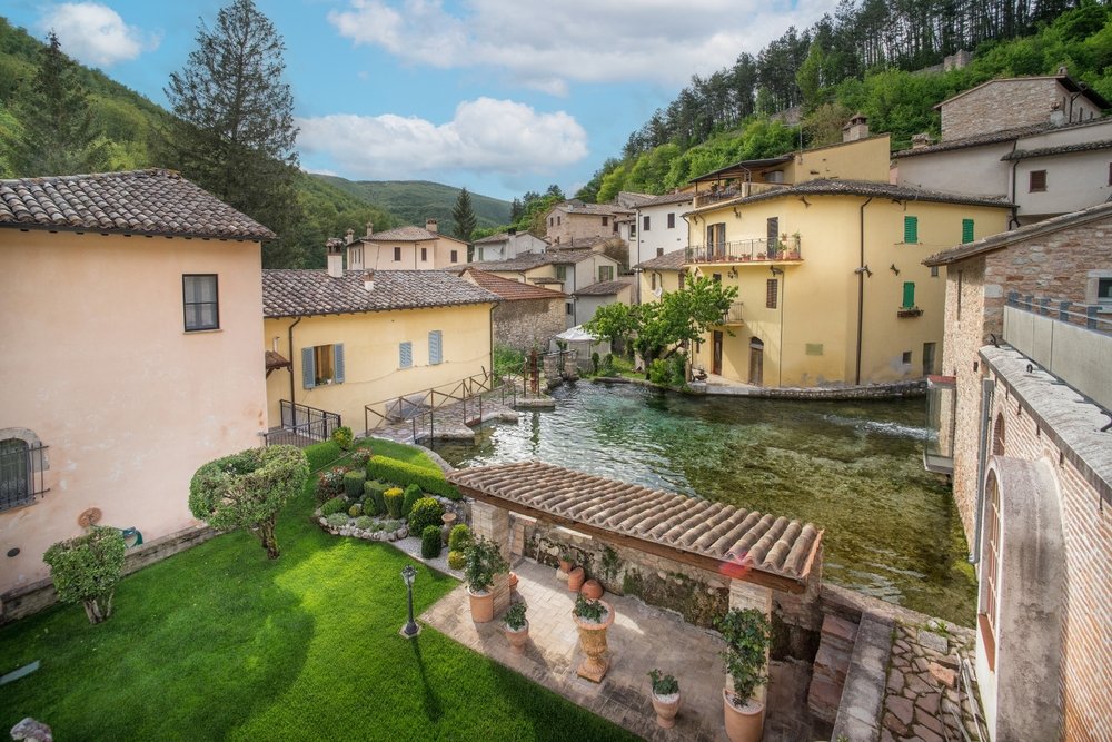 Un sat din Italia are doar 40 de locuitori și 21 de afaceri. Cum a ajuns locul aproape abandonat să fie invadat de turiști