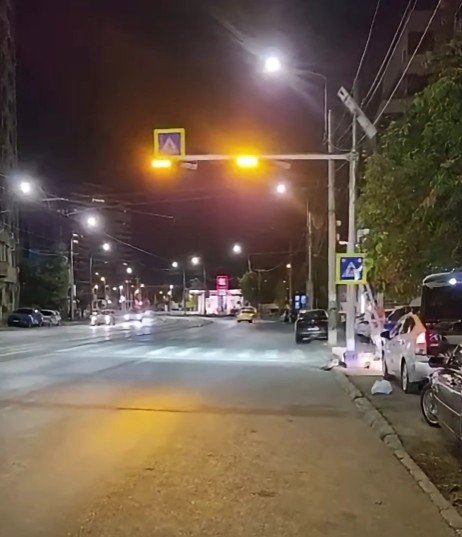 Prima trecere de pietoni inteligentă din București a fost instalată pe Șoseaua Chitilei. Cum știe când vrei să traversezi