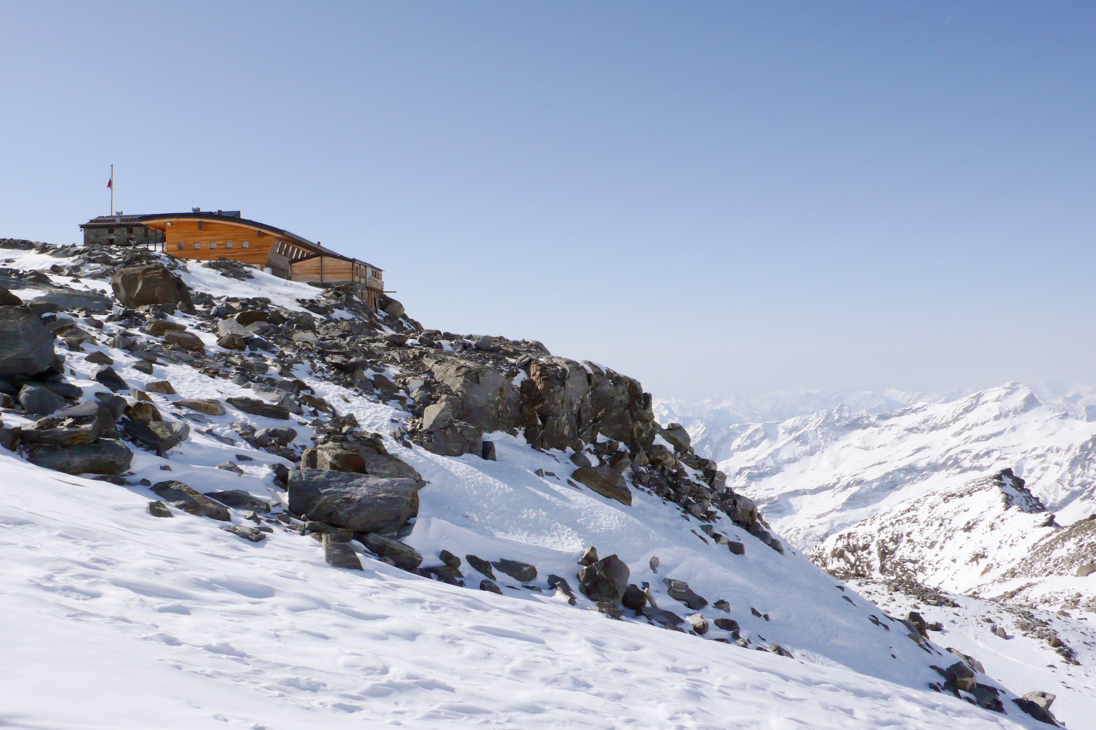 Refugiul spectaculos din Alpi unde turiștii pot dormi la 4.554 de metri. Cum se ajunge în cea mai înaltă clădire din Europa