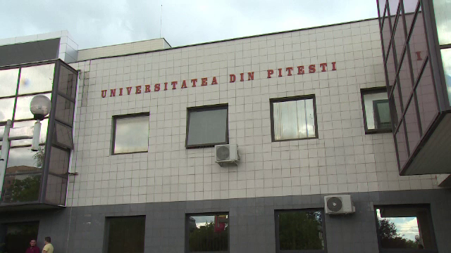 Doi profesori de la Universitatea din Pitești au fost reținuți pentru mită. Sumele ajungeau până la 250 de euro