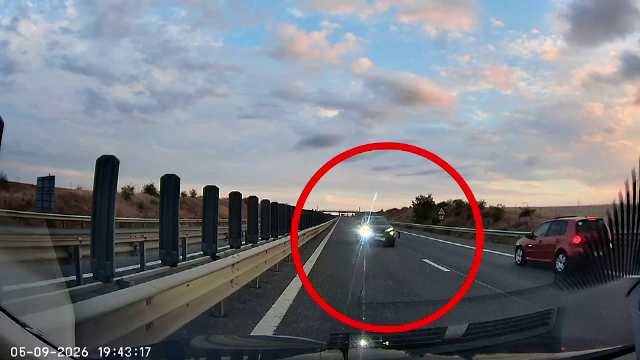Un șofer de 73 de ani a fost filmat mergând pe contrasens pe A1. Înainte, lovise trei mașini, dar și-a continuat drumul
