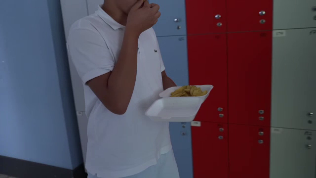 Tot mai mulți copii din România au probleme cu greutatea. Fast-food-ul și lipsa mișcării, printre principalele cauze